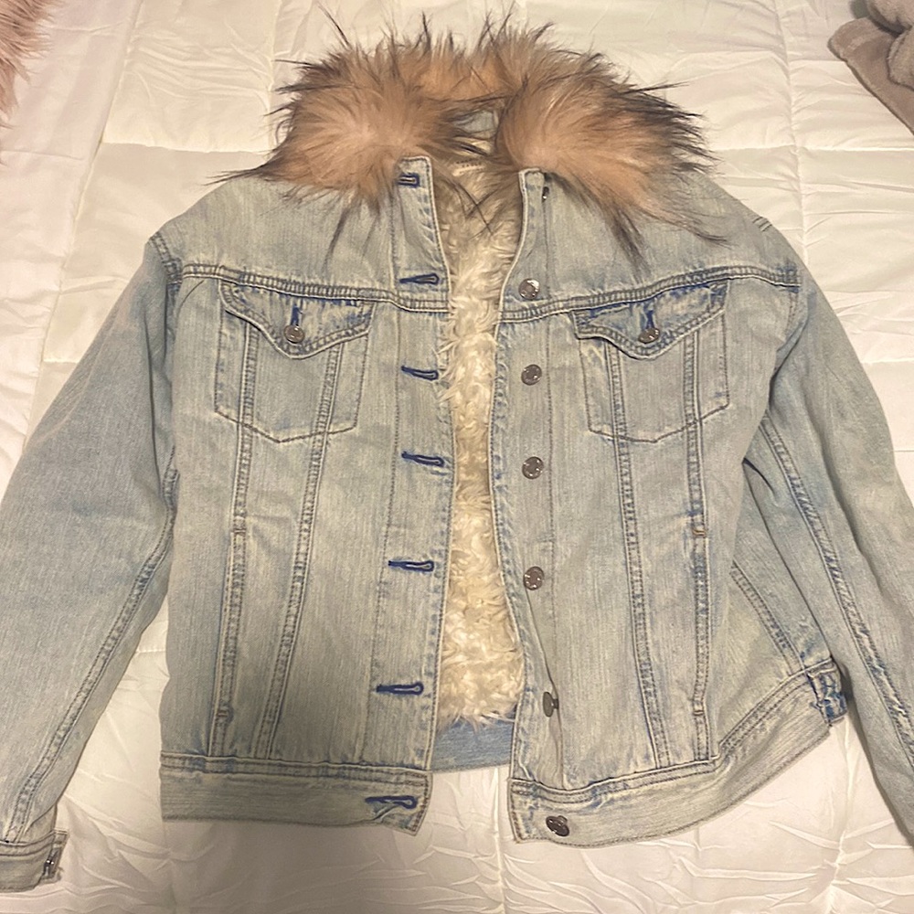 AMERICAN EAGLE JEAN JACKET W/ PINK FUR || gently used